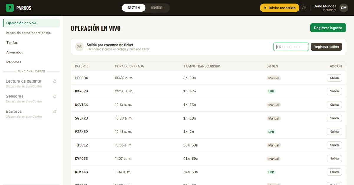 Pantalla de operación en vivo de ParkOS con patentes, hora de entrada y tiempo transcurrido de cada vehículo
